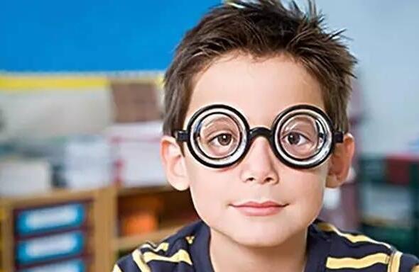 长期戴眼镜会使眼睛凸吗？